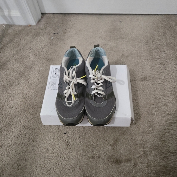 Sneakers - Picture 6 of 8